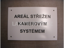 Informační cedulka označujicí střežení areálu kamerovým systémem