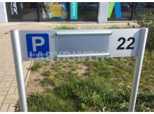 Parkovací cedule na dvou nohách, vyhrazené parkovací místo pro nájemníky se snadnou