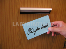 Použitím vzkazovníku odpadá nevkusné lepení papírů po dveřích
