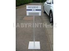 samostojná parkovací cedule se snadnou výměnnou RZ (SPZ) vozidla (cedule do exteriéru)