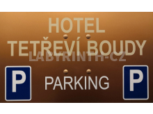 parkovací cedule - vyhrazené stání pro hosty hotelu (cedule na budovu)