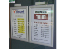 Umístění vyklapávacích rámečků A4 za sklo (Hostel TRIM Pardubice)