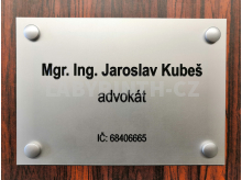 Označení firmy, stříbrný eloxovaný hliník, nelamelové provedení vč. krytkek šroubů