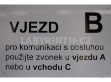 Označení vjezdu, nelamelové provedení (cedule na budovu)