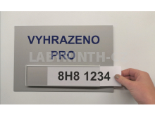 Informační tabulka označujicí vyhrazené parkování s možností výměny RZ vozidla (cedule na stěnu)