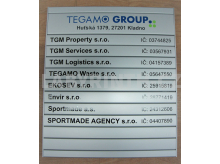 informační tabule jednosloupcová se seznamem firem (cedule na budovu)