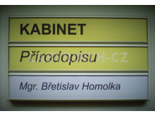 Cedulka ke dveřím - jmenovka: označení kabinetu se snadno vyměnitelnými třemi řádky