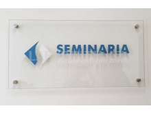 Skleněná cedule s logem firmy na čtyřech nerezových distancích