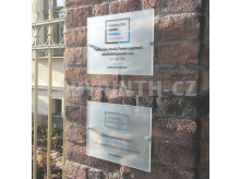 Dvě skleněné cedule pod sebou v matném provedení na nerezových distancích