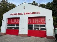 Nápis na fasádu z jednotlivých písmen na distancích (označení hasičské zbrojnice)