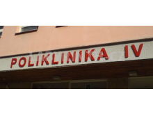 Nápis na fasádu z jednotlivých písmen na distancích (označení polikliniky)