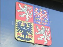 Státní znak ČR umístěný na budově státní instituce