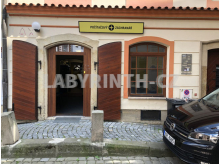 Cedule na fasádu domu v černém rámu s náklonem