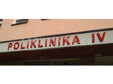 plastický PVC nápis na budovu polikliniky lakovaný dle RAL